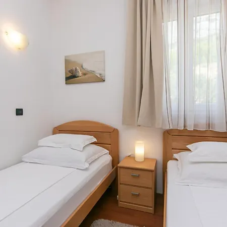 Family Friendly With A Swimming Pool Brela, Makarska - 20066 Apartment